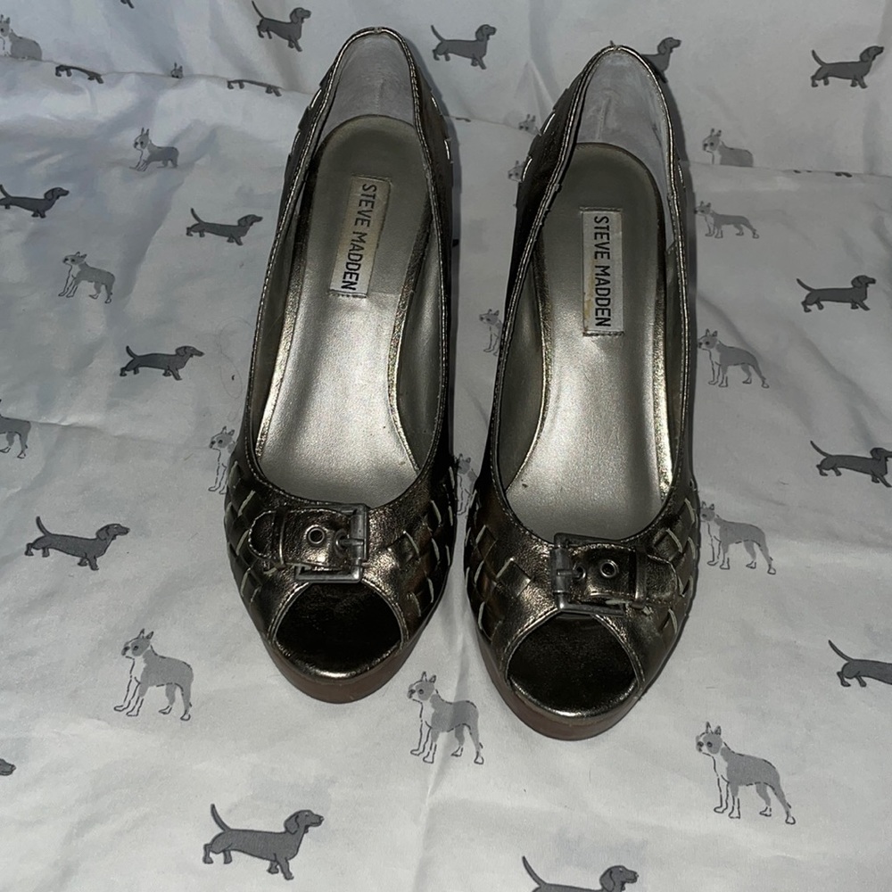 PRICE DROP!! Madden. Pewter leather shoe with wood wedge. Size 7M.